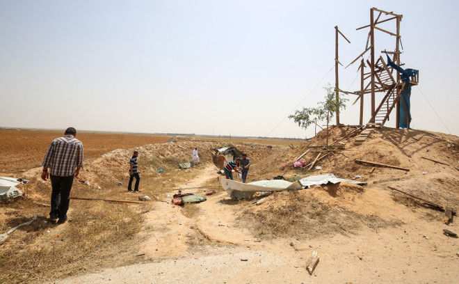 Trạm quan sát Hồi giáo ở Dải Gaza bị hư hại sau vụ tấn công của Israel ngày 27/5. (Ảnh: AFP/TTXVN) Xe tăng Israel khai hỏa tại Dải Gaza làm 2 người Palestine thiệt mạng ảnh 1