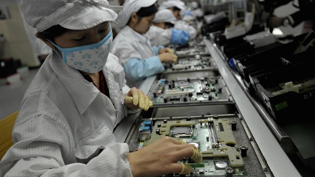 Công nhân làm việc trong nhà máy của Foxconn. (Nguồn: AFP) RCEP: 'Cửa ngõ' để công nghệ Trung Quốc tiến vào thị trường Nhật Bản ảnh 1