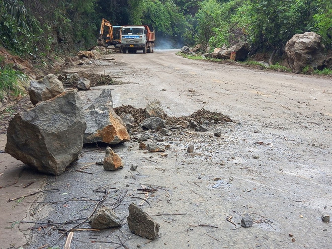 Sơn La: Đá lăn gây ách giao thông trên Quốc lộ 279D ảnh 1