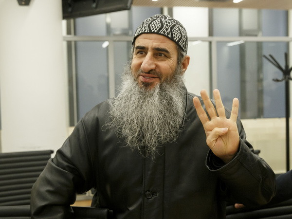 Đối tượng Mullah Krekar tại tòa án ở Oslo, Na Uy. (Nguồn: AP/TTXVN) Na Uy đồng ý dẫn độ một nghi can am mưu khủng bố tới Italy ảnh 1