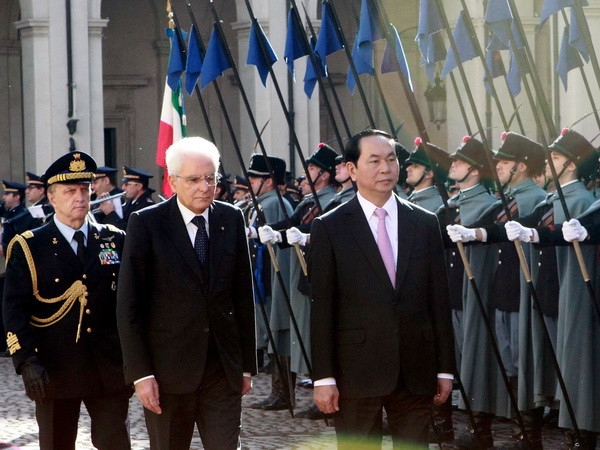 Tổng thống Italy Sergio Mattarella và Chủ tịch nước Trần Đại Quang duyệt đội danh dự. (Ảnh: Nhan Sáng/TTXVN) Chủ tịch nước Trần Đại Quang dự Diễn đàn Doanh nghiệp Việt Nam-Italy ảnh 1
