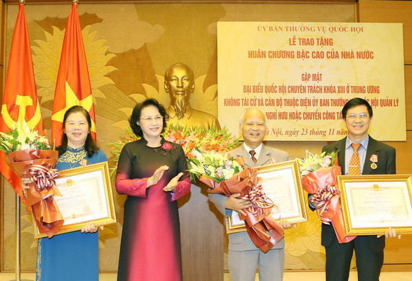 Chủ tịch Quốc hội Nguyễn Thị Kim Ngân trao Huân chương Độc lập hạng Nhất cho các đại biểu. (Ảnh: Trọng Đức/TTXVN) Trao tặng Huân chương bậc cao cho đại biểu Quốc hội khóa XIII ảnh 1