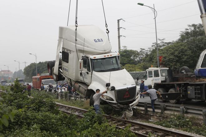 Xe container mất lái, đâm đứt lan can, va chạm mạnh với tàu hỏa ảnh 1