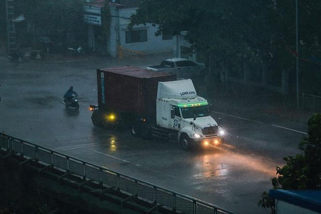 Chiều tối và đêm 15/5, cả nước đề phòng lốc, sét và gió giật mạnh ảnh 1