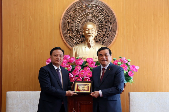 Ủy viên Trung ương Đảng Nhân dân Cách mạng Lào, Bí thư, Tỉnh trưởng tỉnh Savannakhet Xẳntịphạp Phômvihản tặng quà cho Bí thư Tỉnh ủy tỉnh Quảng Nam Phan Việt Cường. (Ảnh: Trần Tĩnh/TTXVN) Đoàn đại biểu tỉnh Savannakhet của Lào thăm, làm việc ở Quảng Nam ảnh 1