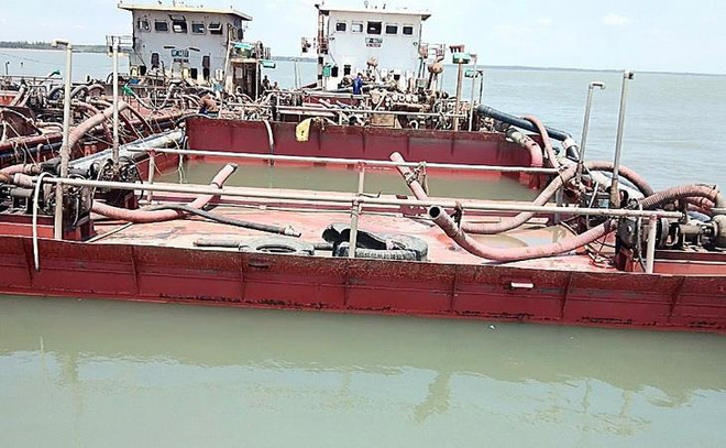 Các sà lan trang bị thiết bị hút cát trái phép bị lực lượng biên phòng Thành phố bắt giữ. (Ảnh: TTXVN phát) Vi phạm gia tăng, khó khăn trong xử lý khai thác cát trái phép ảnh 1