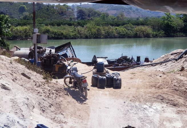 Nhiều phương tiện khai thác cát chưa được đăng ký, đăng kiểm ngang nhiên hoạt động khai thác. (Ảnh: Ngọc Minh/TTXVN) Vi phạm gia tăng, khó khăn trong xử lý khai thác cát trái phép ảnh 2