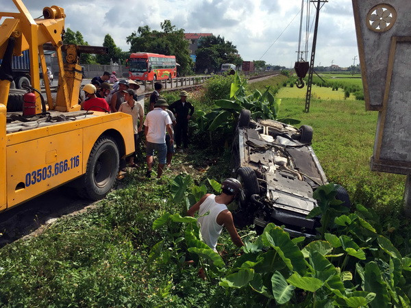Tàu hỏa đâm xe Audi văng xuống mương nước, 2 người bị thương ảnh 1