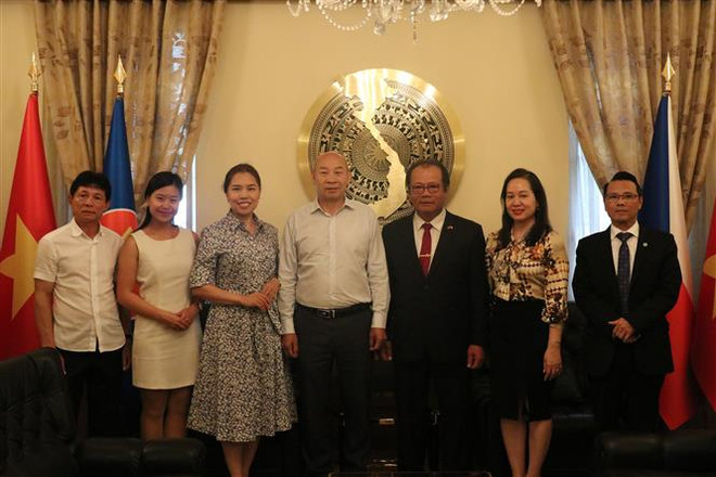 Khen thưởng những cá nhân có thành tích xuất sắc tại Cộng hòa Séc ảnh 2