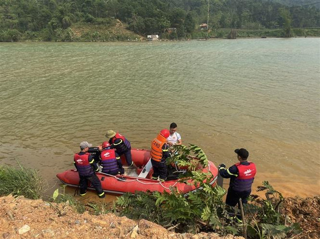 Lật thuyền chở nông sản trên sông Krông Nô, 2 người mất tích ảnh 1
