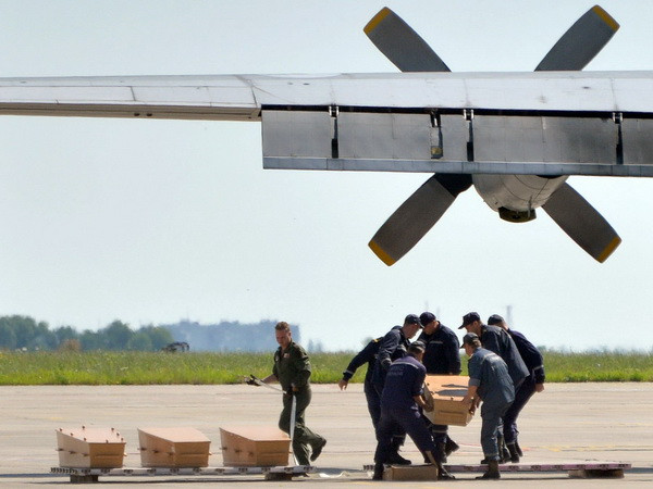 Nhận dạng được nạn nhân đầu tiên vụ máy bay MH17 ảnh 1