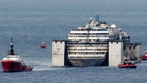 Siêu tàu bị đắm Costa Concordia đã được kéo về cảng Genoa ảnh 1
