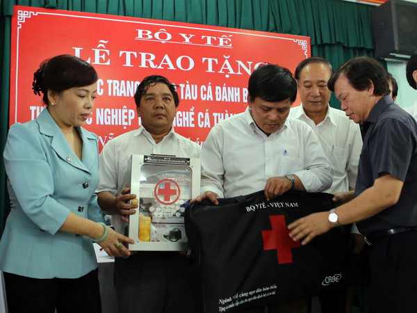 Trao tặng 157 tủ thuốc tàu cá đánh bắt xa bờ cho ngư dân Hà Tĩnh ảnh 1