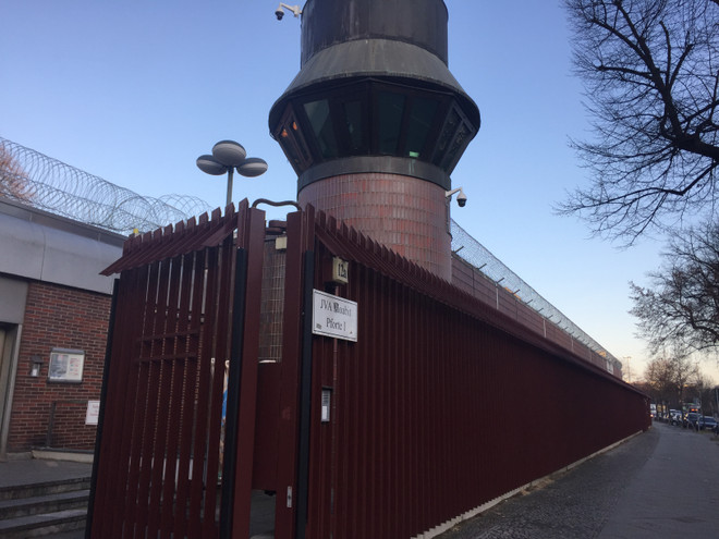 Đại sứ quán tặng quà Tết các nghi phạm, tù nhân người Việt ở Berlin ảnh 1