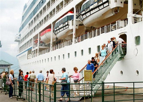 Huế đón những khách quốc tế đầu tiên bằng đường biển trong năm 2019 ảnh 1