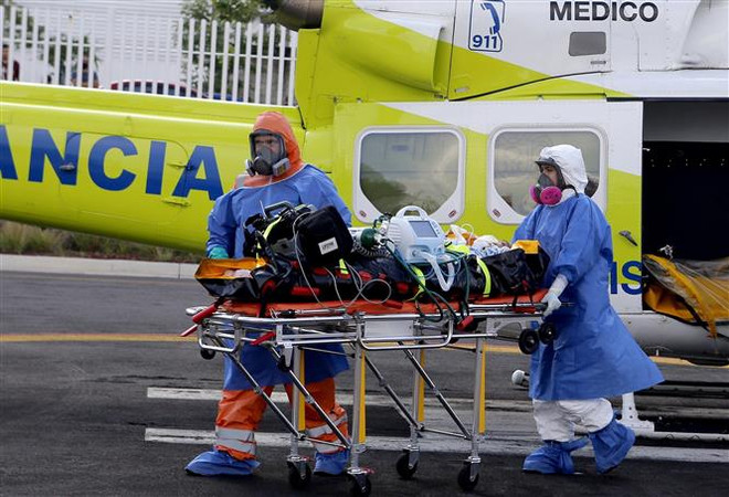 Nhân viên y tế chuyển bệnh nhân mắc COVID-19 tại Jalisco, Mexico. (Ảnh: AFP/TTXVN) Mexico ghi nhận tổng số ca tử vong do COVID-19 cao thứ ba thế giới ảnh 1
