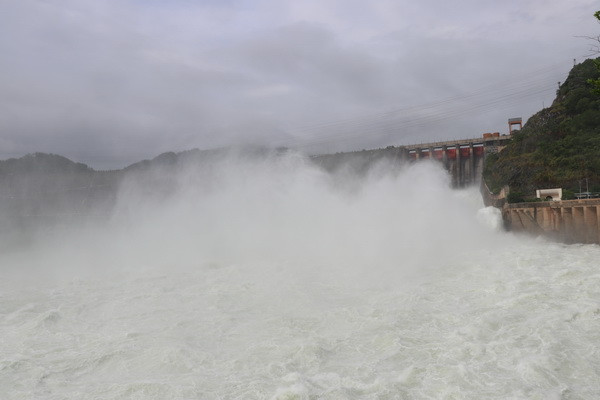 Mở tiếp một cửa xả đáy hồ Hòa Bình vào 21 giờ ngày 14/7 ảnh 1