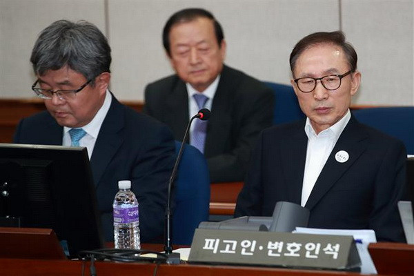 Cựu Tổng thống Hàn Quốc Lee Myung-bak bị đề nghị mức án 20 năm tù ảnh 1