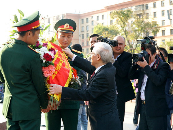 Tổng Bí thư Nguyễn Phú Trọng dâng hoa tại Tượng đài Bác Hồ ở Moskva ảnh 1