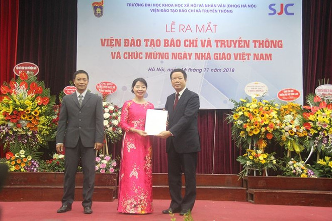 PGS TS Đặng Thị Thu Hương nhận quyết định Viện trưởng Viện Đào tạo Báo chí và Truyền thông (Nguồn: SJC) Ra mắt Viện Đào tạo Báo chí và Truyền thông thuộc Đại học KHXH&NV ảnh 1