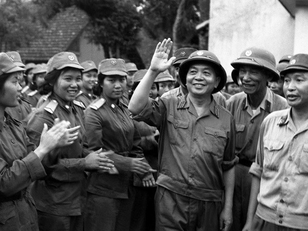 Đại tướng Võ Nguyên Giáp thăm các đơn vị nữ thông tin và nữ quân y đã tham gia Lễ duyệt binh ngày 1/5/1973. (Ảnh minh họa: Vũ Tạo/TTXVN) Triển lãm ảnh Truyền thống hào hùng của Quân đội và nhân dân ảnh 1