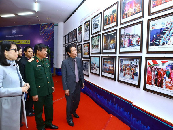 Đại biểu tham quan triển lãm. (Ảnh: Minh Quyết/TTXVN) Trưng bày sách, tư liệu về “Việt Nam-Con đường hội nhập quốc tế” ảnh 1