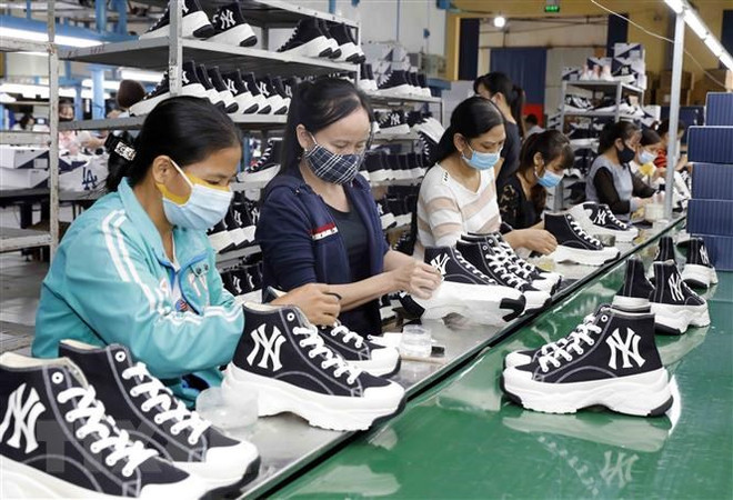 Sản xuất giày xuất khẩu sang thị trường châu Âu. (Ảnh: Trần Việt/TTXVN) Động lực phục hồi và phát triển kinh tế-xã hội năm 2022 ảnh 1