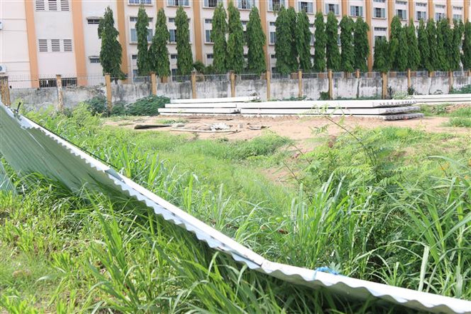 Thi công dang dở dự án xây mới Trường Tiểu học Ấp Đình, huyện Hóc Môn, Thành phố Hồ Chí Minh. (Ảnh: Trần Xuân Tình/TTXVN) TP.HCM cấm 5 cá nhân tham gia đấu thầu dự án vốn ngân sách nhà nước ảnh 1