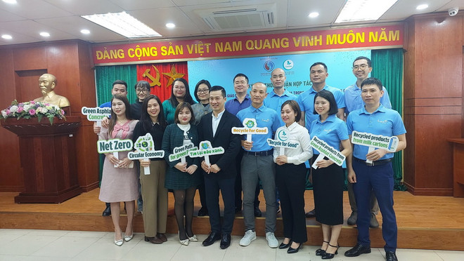 Các đại biểu chụp ảnh lưu niệm. (Nguồn: Facebook của Trung tâm Truyền thông Tài nguyên và Môi trường) chup anh lu niem.jpg
