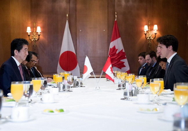 Thủ tướng Nhật Bản (trái) và người đồng cấp Canada. (Nguồn: pm.gc.ca) Nhật Bản và Canada nhất trí gây sức ép tối đa với Triều Tiên ảnh 1