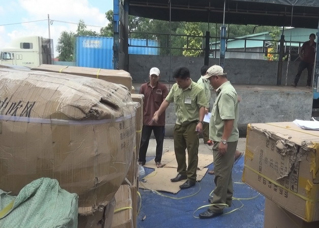 Bình Dương phát hiện kho chứa hàng nhập lậu từ Trung Quốc ảnh 1