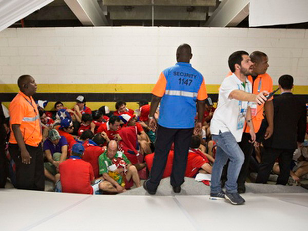 Khoảng 100 cổ động viên Chile quá khích trốn vé tập thể ảnh 1