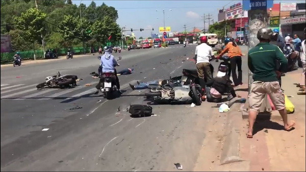 Bình Dương: Tạm giam lái xe khách đâm hàng loạt xe đang chờ đèn đỏ ảnh 1