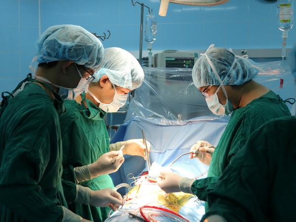 Cứu sống sản phụ bị thai nhi nằm ngang do các khối u khắp tử cung ảnh 1