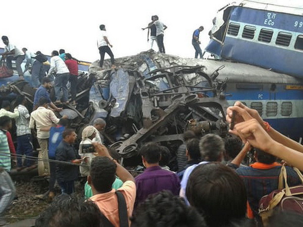 Vụ tàu hỏa trật đường ray xảy ra tại Ấn Độ có thể do phá hoại ảnh 1