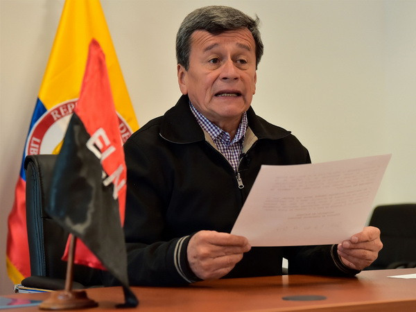 Trưởng đoàn đàm phán của ELN Pablo Beltran phát biểu tại Sangolqui, Ecuador. (Nguồn: AFP/TTXVN) Colombia: ELN thông báo sẵn sàng gia hạn thỏa thuận ngừng bắn ảnh 1