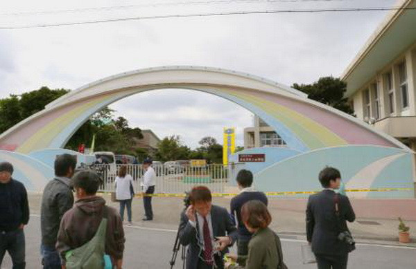 Quân đội Mỹ tại Nhật xin lỗi vì sự cố rơi cửa sổ máy bay trực thăng ảnh 1