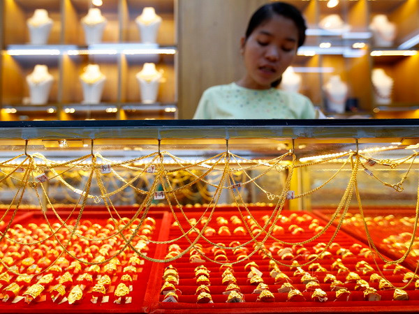 Giá vàng giảm nhẹ trên thị trường châu Á dưới sức ép đồng USD ảnh 1