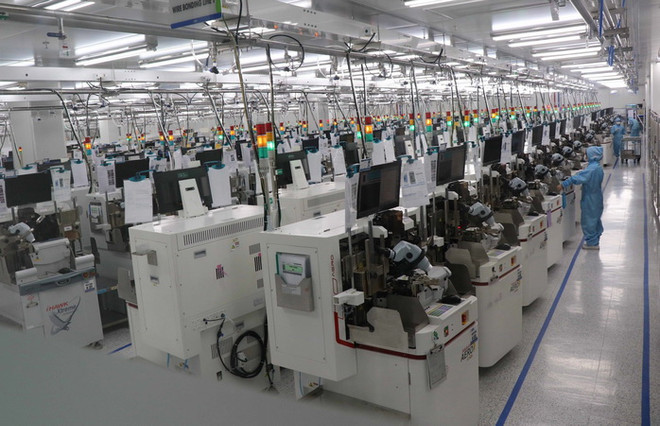 Công ty TNHH ITM Semiconductor Việt Nam, khu công nghiệp VSIP, tỉnh Bắc Ninh duy trì, đảm bảo hoạt động sản xuất. (Ảnh: Thái Hùng/TTXVN) Hỗ trợ người lao động và doanh nghiệp bị ảnh hưởng bởi dịch COVID-19 ảnh 1