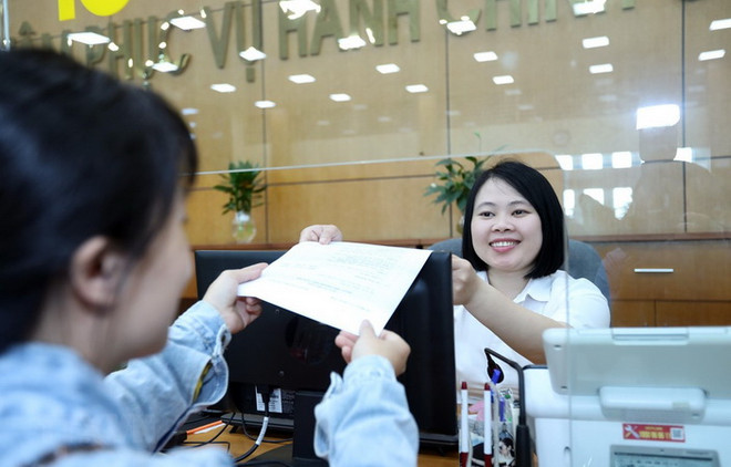 Tiếp nhận và giải quyết hồ sơ của các sở, ban, ngành tại Trung tâm Phục vụ hành chính công tỉnh Bắc Giang. (Ảnh: Danh Lam/TTXVN) Đổi mới công tác quản lý Nhà nước về dân cư theo hướng hiện đại ảnh 1