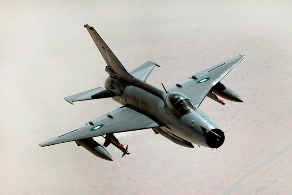 Máy bay chiến đấu Pakistan sản xuất ở Trung Quốc bất ngờ rơi ảnh 1