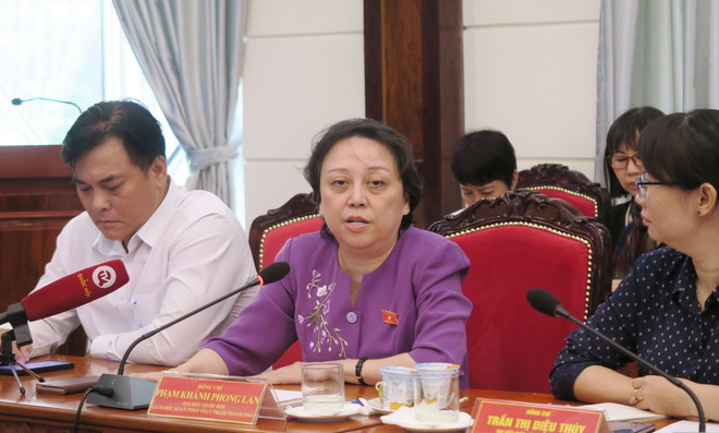 Bà Phạm Khánh Phong Lan, Giám đốc Sở An toàn thực phẩm, Chủ tịch Hội Dược học Thành phố Hồ Chí Minh phát biểu ý kiến. (Ảnh: Đinh Hằng/TTXVN) ttxvn_luat duoc.jpg
