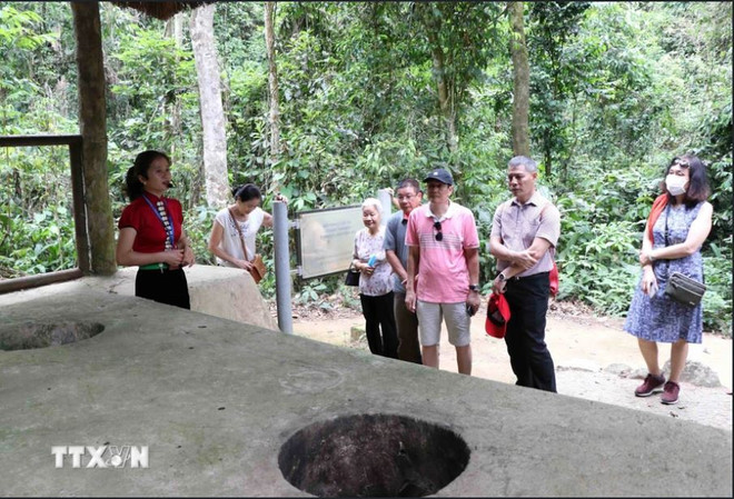 Khách tham quan bếp Hoàng Cầm trong Khu di tích Mường Phăng, tỉnh Điện Biên. (Ảnh: Xuân Tiến/TTXVN) ttxvn_bep Hoang cam2.JPG