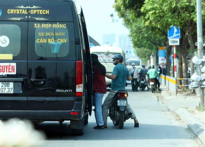 Tình trạng dừng đỗ, đón trả khách sai quy định trên đường Phạm Hùng thời gian qua khá nhức nhối. (Ảnh: Phạm Kiên/TTXVN) Hà Nội "nóng" tình trạng xe dù, bến cóc trong những ngày giáp Tết ảnh 1