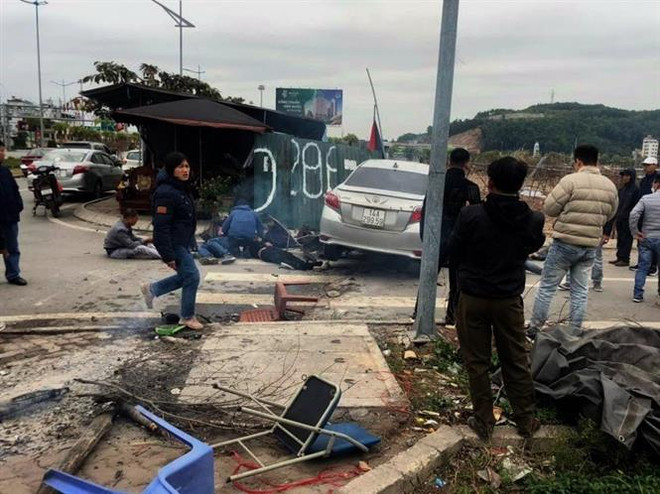 Quảng Ninh: Ôtô lao thẳng vào 5 người đang ngồi sưởi ấm bên đường ảnh 1