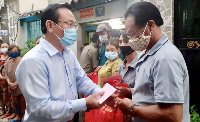 Lãnh đạo quận 8 đến hỗ trợ những hộ dân bị ảnh hưởng. (Ảnh: Hồng Giang/TTXVN) TP Hồ Chí Minh: 9 căn nhà ven kênh bị sụp, 2 người bị thương ảnh 1