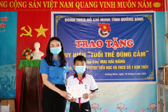 Tặng Huy hiệu “Tuổi trẻ dũng cảm” cho nam sinh cứu người đuối nước ảnh 1