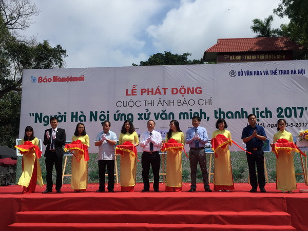 Phát động cuộc thi ảnh Người Hà Nội ứng xử văn minh, thanh lịch ảnh 1