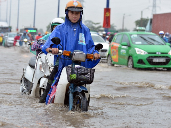 Mưa lớn kéo dài khiến nhiều tuyến đường ở TP.HCM ngập sâu ảnh 1