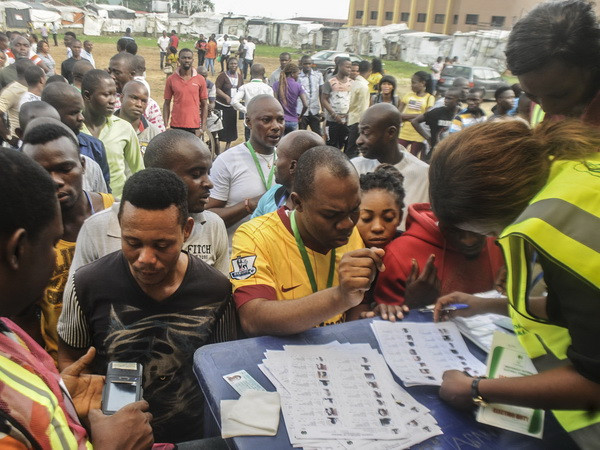 Các điểm bỏ phiếu ở Nigeria mở cửa để cử tri bầu tổng thống ảnh 1